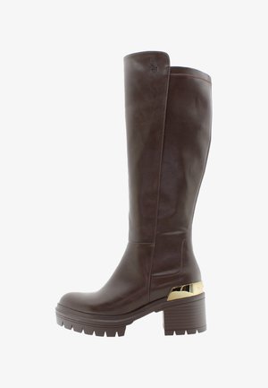 Botas de cuero marrón hasta la rodilla con un acabado texturizado, tacón grueso, acento dorado en el tacón y diseño de punta redonda.