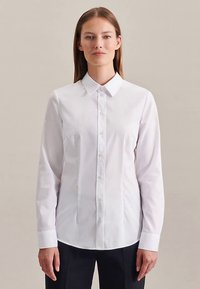 Wit overhemd met knopen, een kraag, lange mouwen en een rechte pasvorm. Gemaakt van een gladde stof, met een klassiek en strak ontwerp.