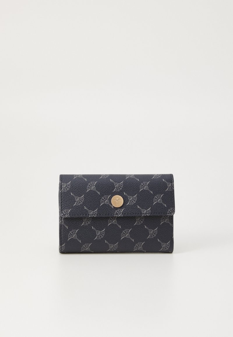 Mornarsko modra denarnica iz teksturirane usnje z vzorcem srebrnega lista, ki vključuje zlat gumb za zapiranje in obliko s poklopcem.