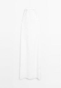 Robe blanche à col halter en tissu léger, présentant un design long et fluide avec des découpes latérales ouvertes pour une meilleure respirabilité.