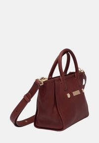 Bordeaux leren handtas met dubbele handvatten, afneembare schouderband en hardware in goudkleur met een textuuraccent. Rechthoekige vorm.