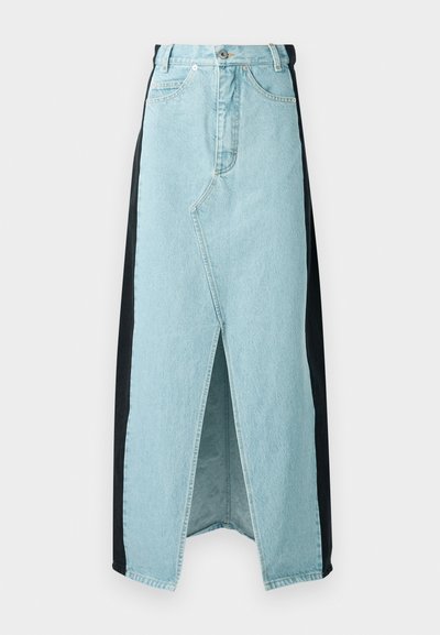 Gonna in denim che combina materiali blu chiaro e neri, caratterizzata da uno spacco frontale, vita alta e design strutturato con chiusura a bottone standard.