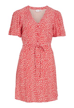 Korálové šaty s krátkym rukávom s bielymi nepravidelnými bodkami, výstrihom do V, prednými gombíkmi a opaskom na zviazanie v páse.