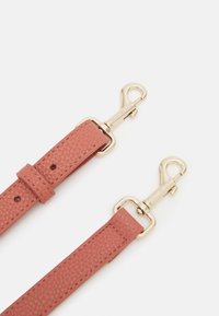 Due cinturini in pelle strutturata rosa con ganci girevoli in metallo dorato su uno sfondo bianco, progettati per attaccamenti a borse.