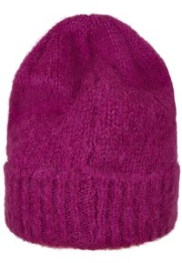 Fuksjowa dzianinowa czapka beanie o miękkiej, wełnianej teksturze; posiada ściągacz i zaokrąglony szczyt, co zapewnia dopasowane noszenie.