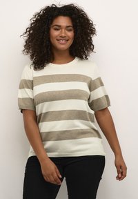 Pulover din tricot ușor, cu dungi orizontale bej și alb, decolteu rotund și mâneci scurte. Textură moale, croi lejer.