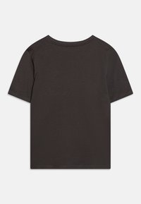 Černé bavlněné tričko s krátkými rukávy, kulatým výstřihem a hladkým povrchem. Jednoduchý design bez viditelných vzorů nebo akcentů.