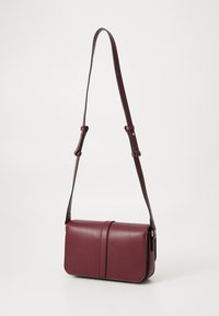 Tommy Hilfiger LIBRE FLAP CROSSOVER - Axelremsväska - deep rouge