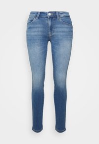 Jeans de mezclilla ajustados en azul claro, con un diseño desgastado, estilo de cinco bolsillos y un cierre de botón estándar con cremallera.