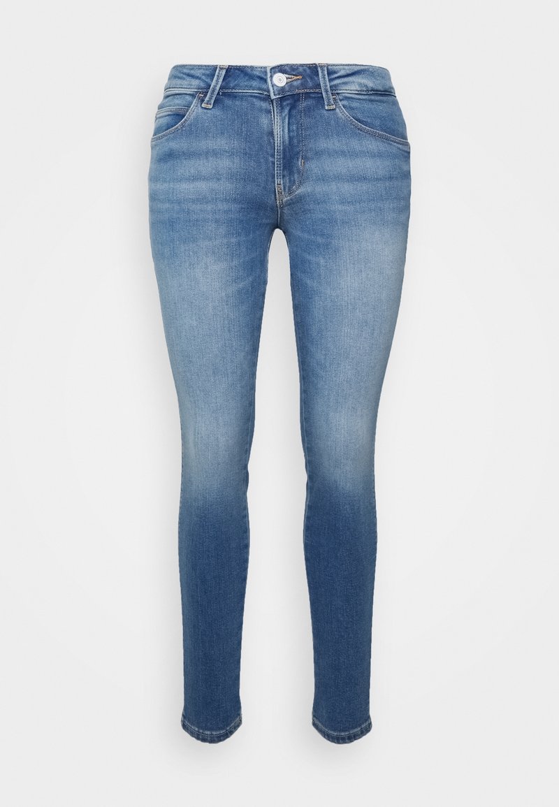 Jeans de mezclilla ajustados en azul claro, con un diseño desgastado, estilo de cinco bolsillos y un cierre de botón estándar con cremallera.
