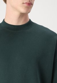 Abercrombie & Fitch Essential Crew Sweatshirt - Sweatshirt - darkest spruce