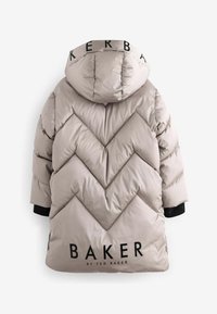 Giacca puffer beige con design a zig-zag imbottito, cappuccio e branding nero sul retro e sui polsini. Tessuto in poliestere morbido e liscio.
