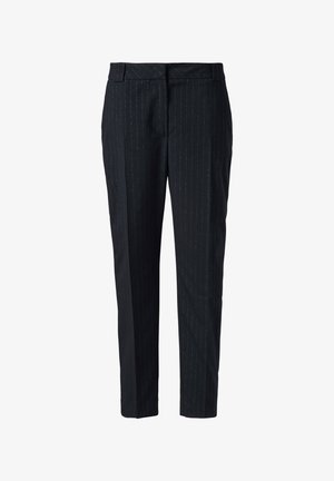 Granatowe spodnie szyte na miarę z pionowymi białymi paskami, wykonane z gładkiego materiału, z płaskim przodem i prostymi nogawkami.