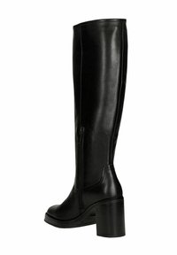 Vysoká černá kožená bota s blokovým podpatkem a bočním zipem, elegantní design, hladký povrch a prošívané detaily.