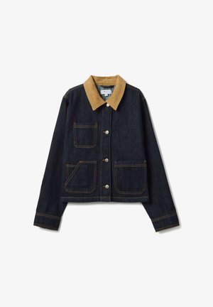 Jeansjacke mit einem beigen Cord-Kragen, vier Fronttaschen, dunkelblauem Stoff und sichtbaren Nahtdetails. Vorderseite mit Knopfleiste.