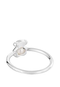 Anillo de plata con un diseño en forma de flor y una perla central. Banda lisa con grabados claros, acabado pulido y detalles delicados.