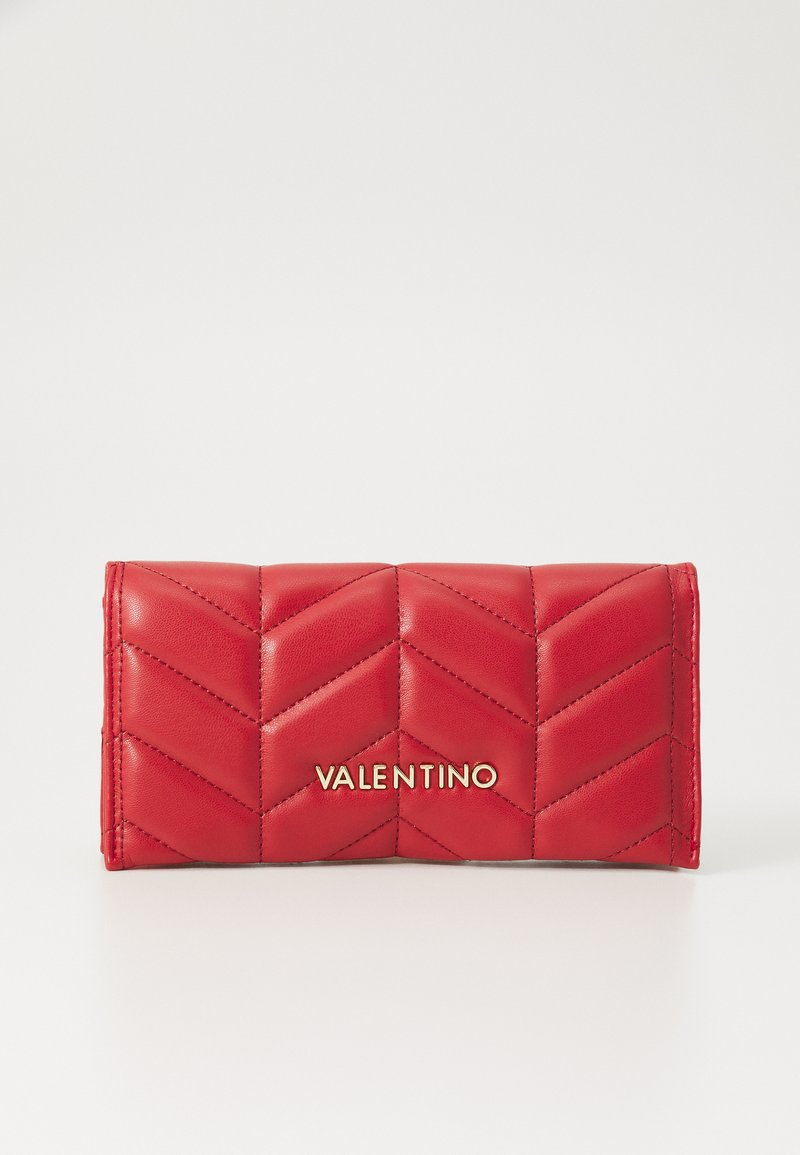 Červená prošívaná kožená peněženka s chevron vzorem, zlatým logem "VALENTINO" na přední straně a elegantním obdélníkovým tvarem.