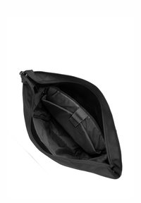 Bolsa de tela negra con cierre de cremallera, que revela un compartimento interior y una sección más pequeña asegurada con una correa, textura suave.