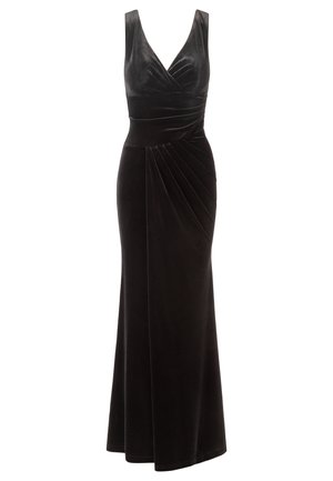 Robe de soirée en velours noir avec un décolleté en V, un bustier croisé et une jupe plissée, présentant une taille cintrée et un design longueur sol.