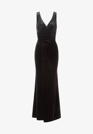 Robe de soirée en velours noir avec un décolleté en V, un bustier croisé et une jupe plissée, présentant une taille cintrée et un design longueur sol.
