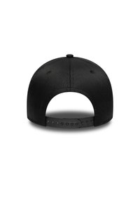 Μαύρο καπέλο snapback με μονόχρωμο σχέδιο, επίπεδη γείσο, ρυθμιζόμενο λουράκι με πλαστικά κουμπώματα και υφή υφασμάτινης επιφάνειας.