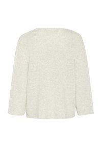 Pull en tricot gris clair, à coupe ample, avec des manches trois quarts et un col rond. Présente un motif texturé et des fentes sur les côtés.