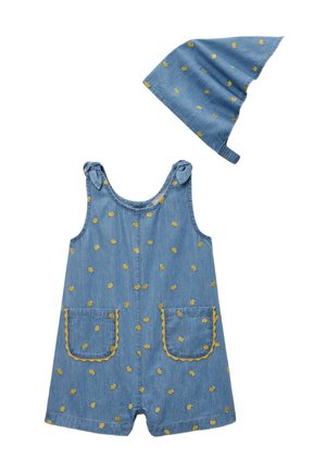 Combinaison courte en denim bleu pour tout-petit et foulard triangulaire assorti, tous deux avec de petits motifs de feuilles jaunes brodées et des poches avant sur la combinaison.