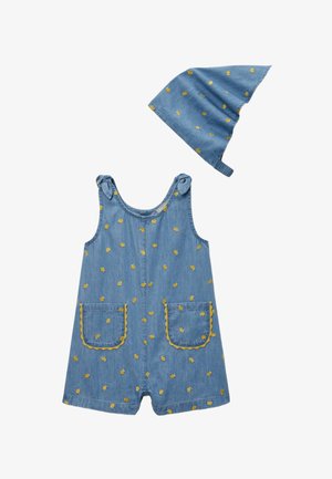 Combinaison courte en denim bleu pour tout-petit et foulard triangulaire assorti, tous deux avec de petits motifs de feuilles jaunes brodées et des poches avant sur la combinaison.
