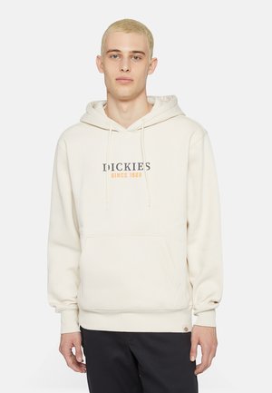 Sudadera con capucha beige con bolsillo frontal; presenta el logo "DICKIES" en gris y naranja, tejido texturizado y puños y dobladillo acanalados.