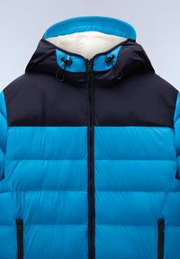 Giacca imbottita blu con un design gonfiato, sezione superiore blu scuro, tasche con zip, cappuccio regolabile e texture liscia.