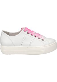 Zapatilla de cuero blanca con suela gruesa blanca, que presenta cordones en degradado rosa, detalles perforados y una superficie lisa y texturizada.