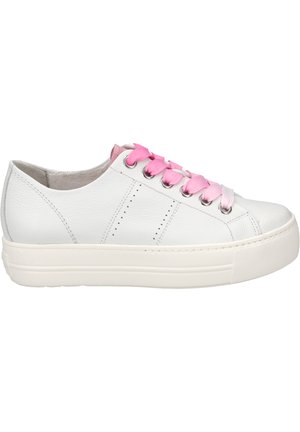 Baskets blanches en cuir avec une semelle épaisse blanche, dotées de lacets dégradés roses, de détails perforés et d'une surface lisse et texturée.