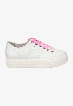 Baskets blanches en cuir avec une semelle épaisse blanche, dotées de lacets dégradés roses, de détails perforés et d'une surface lisse et texturée.