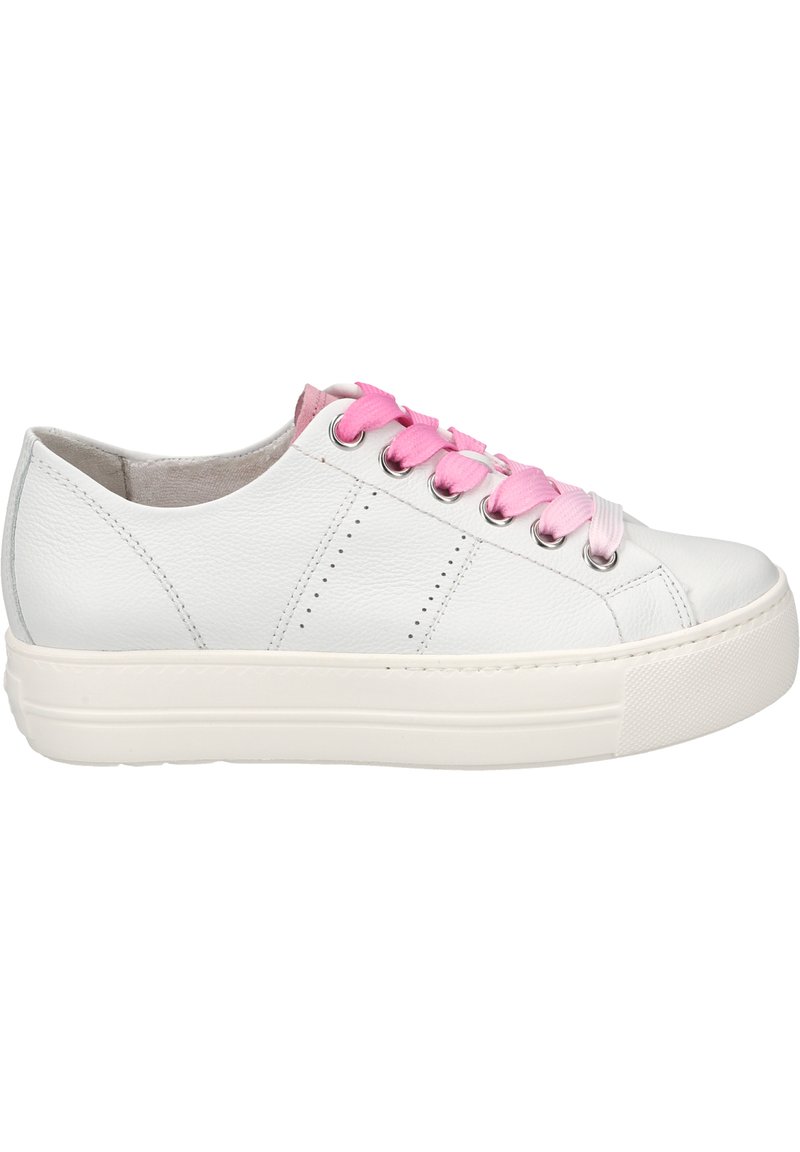 Zapatilla de cuero blanca con suela gruesa blanca, que presenta cordones en degradado rosa, detalles perforados y una superficie lisa y texturizada.