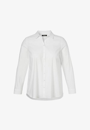 Witte blouse met lange mouwen, knopen en kraag, met geplooide voorkant en een licht gebogen zoom, afgebeeld op een witte achtergrond.