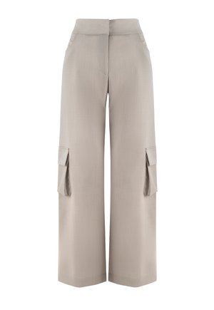 Beżowe spodnie o szerokich nogawkach z gładkiego materiału, z dwoma bocznymi kieszeniami i dwiema kieszeniami cargo na udach. Dopasowany pas bez widocznych zapięć.