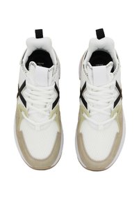 Sneaker con una toma superiore in rete bianca, dettagli in suede beige, elementi di design neri e una linguetta testurizzata. Leggere e dal design classico.