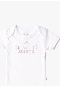 Weißer Baumwoll-Overall mit kurzen Ärmeln, der den Text "little SISTER" in Pink und floralen Designs in Pastellfarben zeigt.