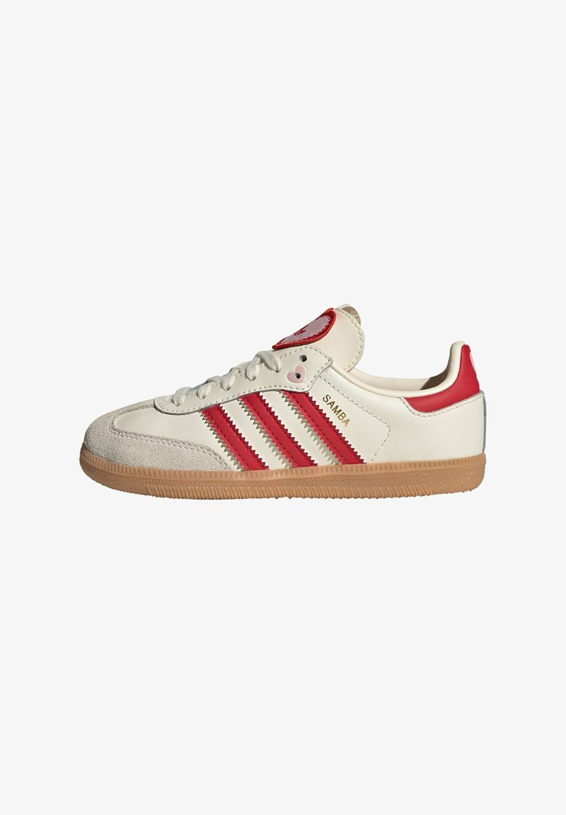 Weiße Ledersneaker mit roten Akzenten, drei Streifen-Design, Gummisohle und strukturiertem Wildleder-Zehenkappen. "Samba"-Logo auf der Zunge.