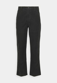 Pantaloni neri in cotone a gamba larga, con chiusura a bottone, tasche frontali e cuciture in contrasto. Texture liscia con un design strutturato.