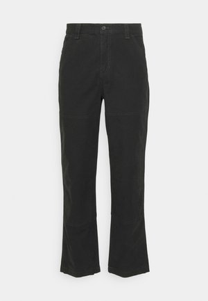 Czarne bawełniane spodnie flare, z zapięciem na guzik, kieszeniami z przodu i kontrastowym stebnowaniem. Gładka tekstura z wyraźną strukturą.