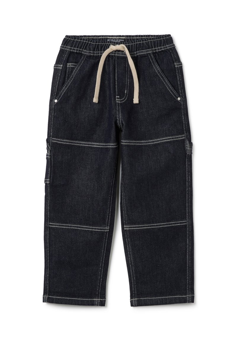 Pantalones de denim oscuro con un corte relajado, cintura elástica, cordón de ajuste, bolsillos laterales y detalles de costura blanca en contraste.