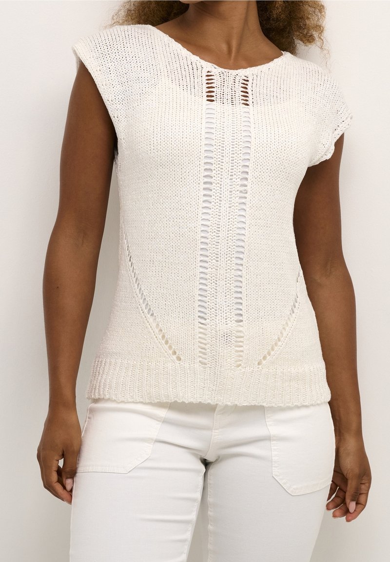Vit stickad topp med rundad halsringning, korta ärmar och vertikala utskärningar. Tillverkad av lätt, strukturerat material.