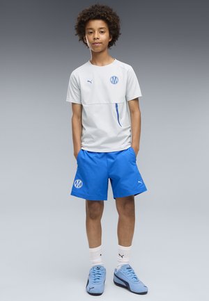 Puma, OLYMPIQUE DE MARSEILLE PUMATECH RELAXED GEWEBTE SHORTS UNISEX - Article de supporter d'équipe de club - team royal-platinum gray