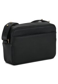 Schwarze Leder Rechteckige Umhängetasche mit flachem Design, goldenen Hardware-Akzenten und einem abnehmbaren Schulterriemen. Glatte Textur.