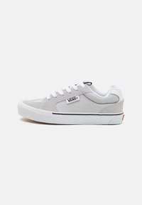 Tenisi gri din suede, cu vârf jos, șireturi albe, talpă albă și un etichete cu logo alb-negru pe lateral. Au accente subtile și o textură netedă.