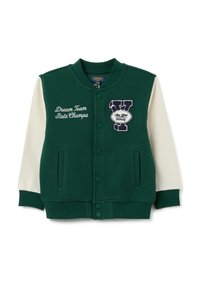 Giacca varsity verde con corpo testurizzato, maniche crema, ricami con la scritta "Dream Team" e "State Champs", e chiusura con bottoni.