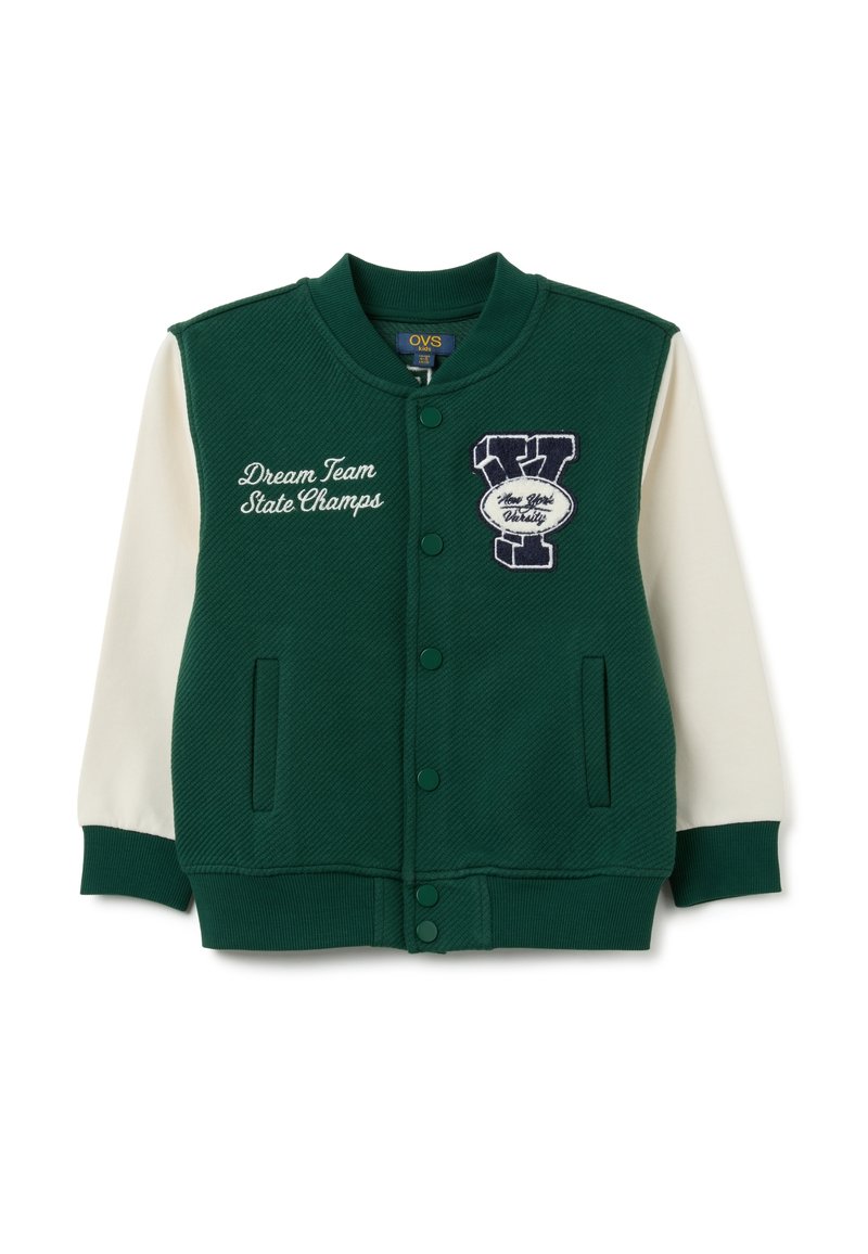 Giacca varsity verde con corpo testurizzato, maniche crema, ricami con la scritta "Dream Team" e "State Champs", e chiusura con bottoni.