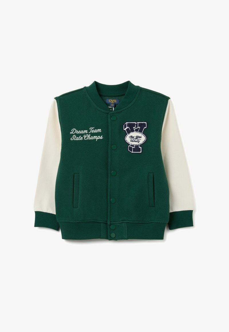 Giacca varsity verde con corpo testurizzato, maniche crema, ricami con la scritta "Dream Team" e "State Champs", e chiusura con bottoni.
