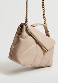 Sac à main beige matelassé à forme structurée, doté d'une bandoulière chaîne et d'accents en métal doré. Texture en cuir lisse avec un design plissé.